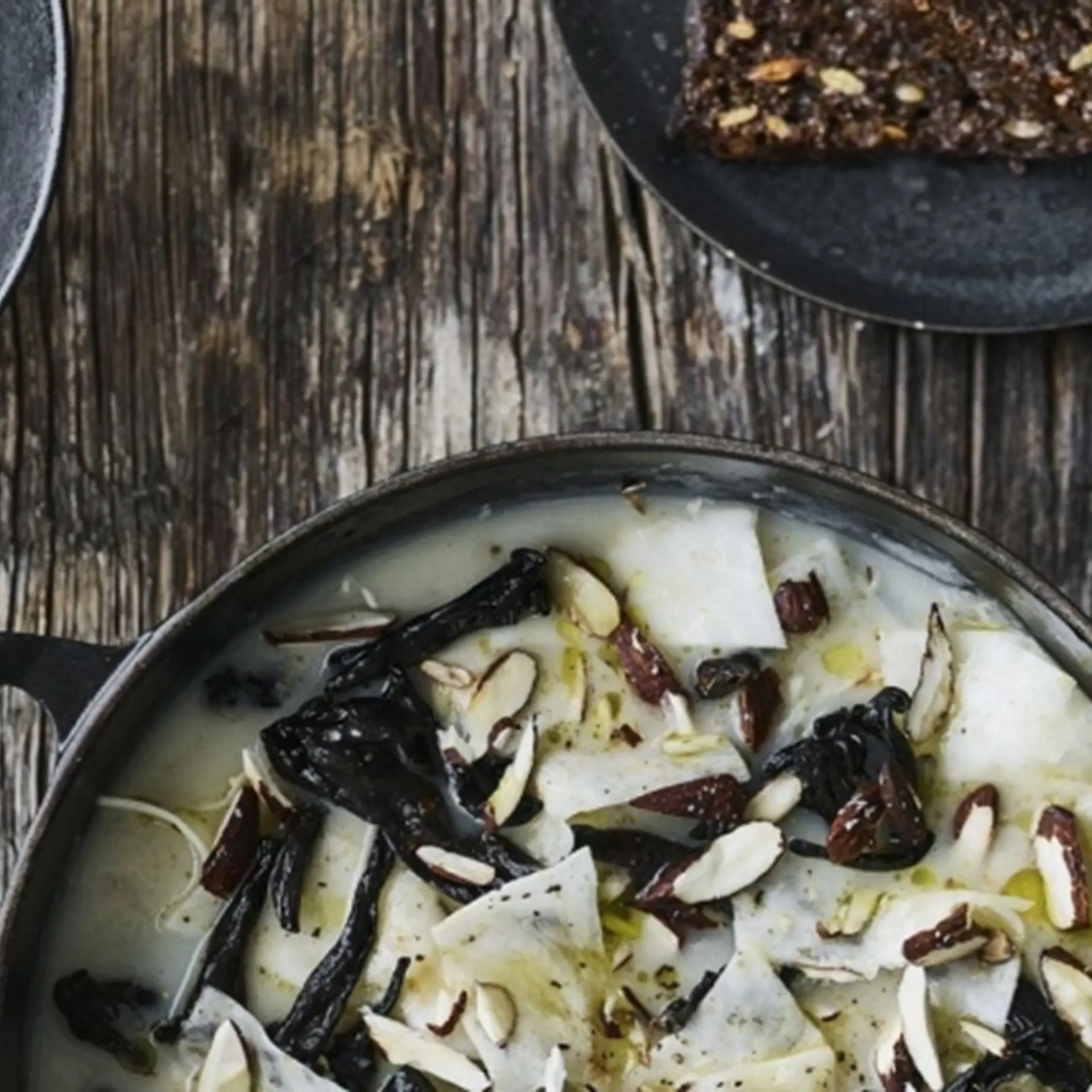 Sellerisuppe med røgede mandler og trompetsvampe