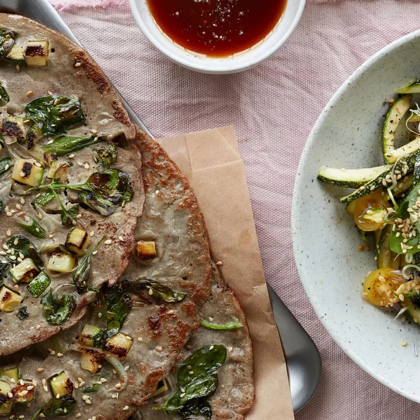 Sorghumpandekager med squash, sesam, nye løg og tomat