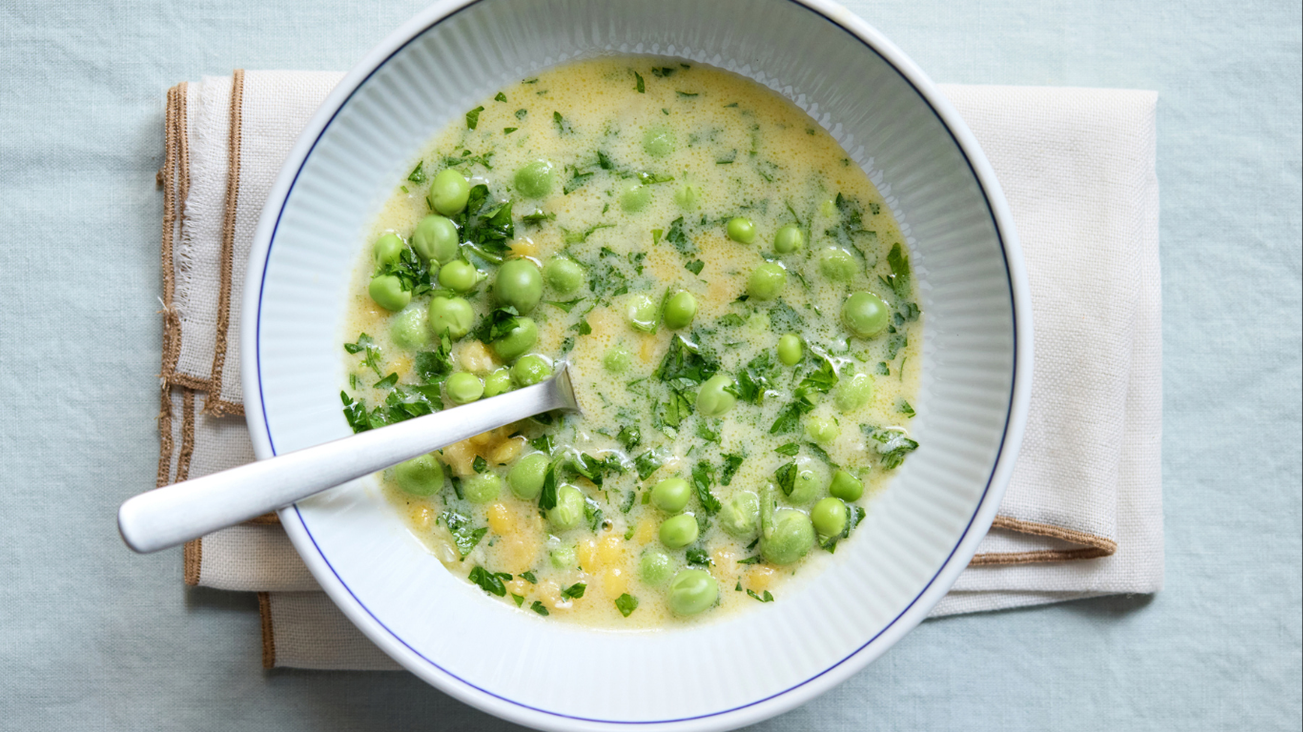Ærtesuppe med parmesan og persille