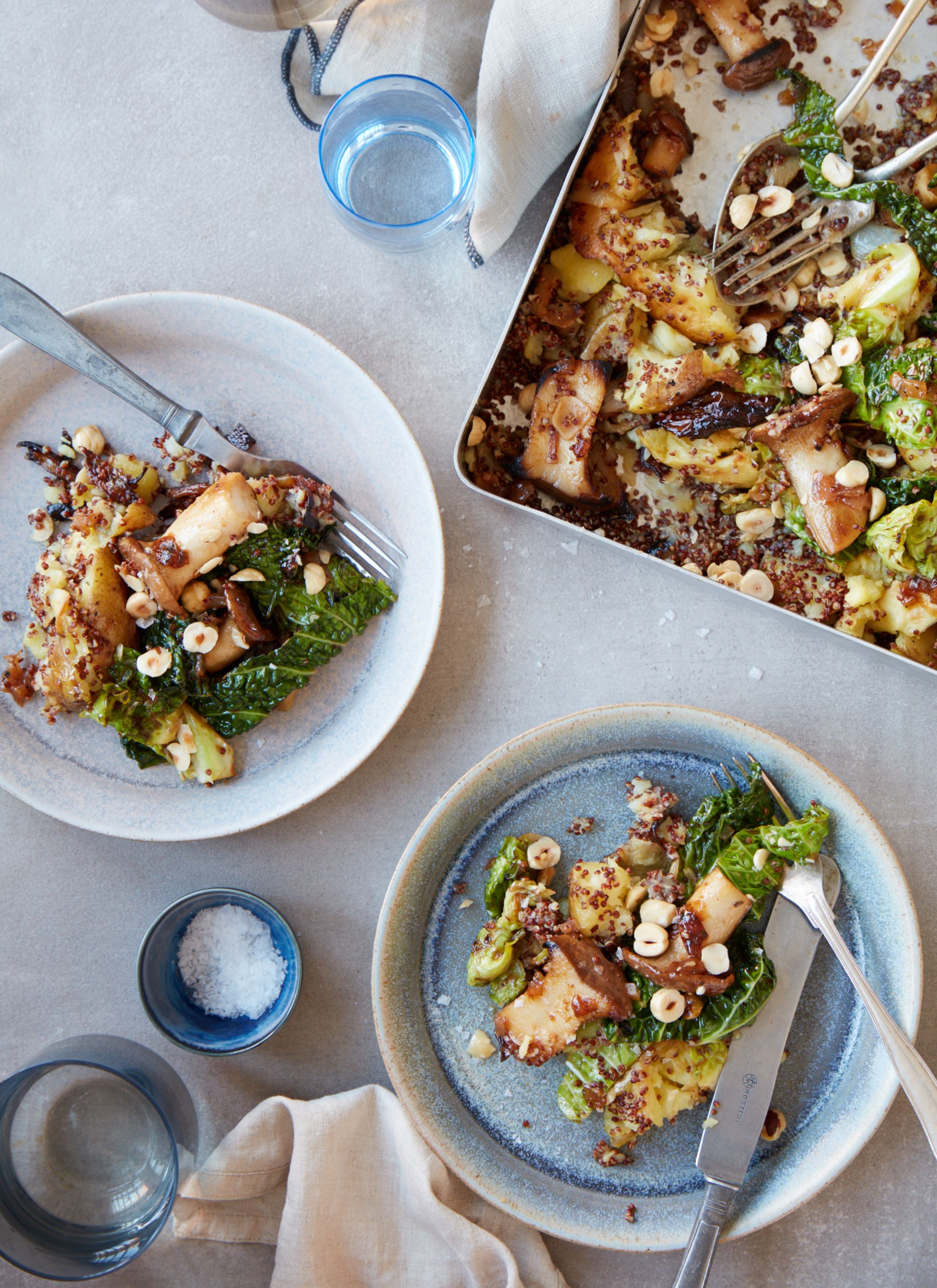 KNUSTE BAGTE KARTOFLER MED SVAMPE, SAVOYKÅL, NØDDER OG RØD QUINOA