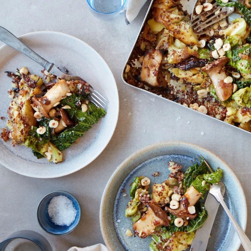 Knuste bagte kartofler med svampe, savoykål, nødder og rød quinoa