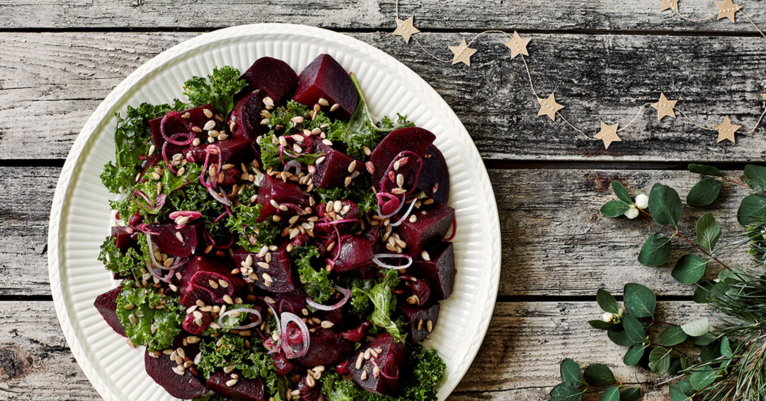 Salat med syltede rødbeder, grønkål og ristede kerner