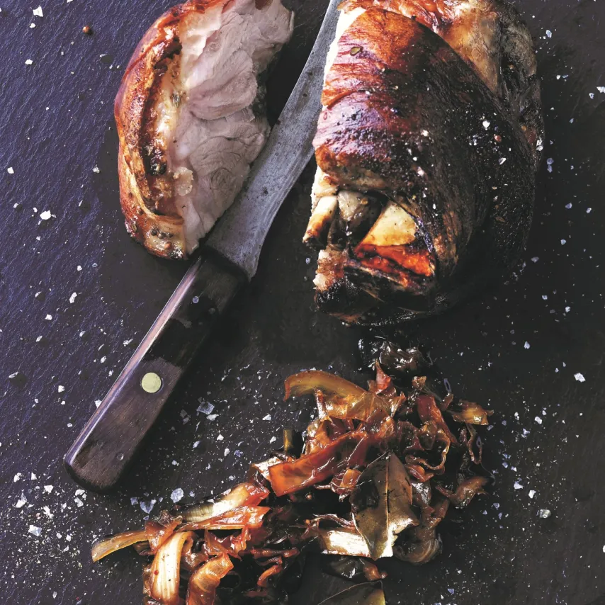 Tilberedning af svineskank og svinebryst