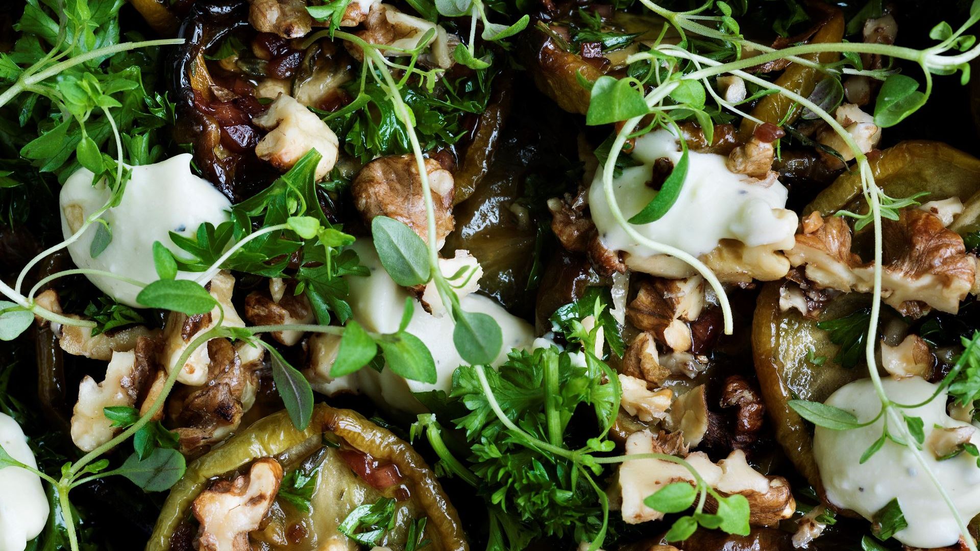 Bagte grønne tomater med blå ost, valnødder, timian og kruspersille