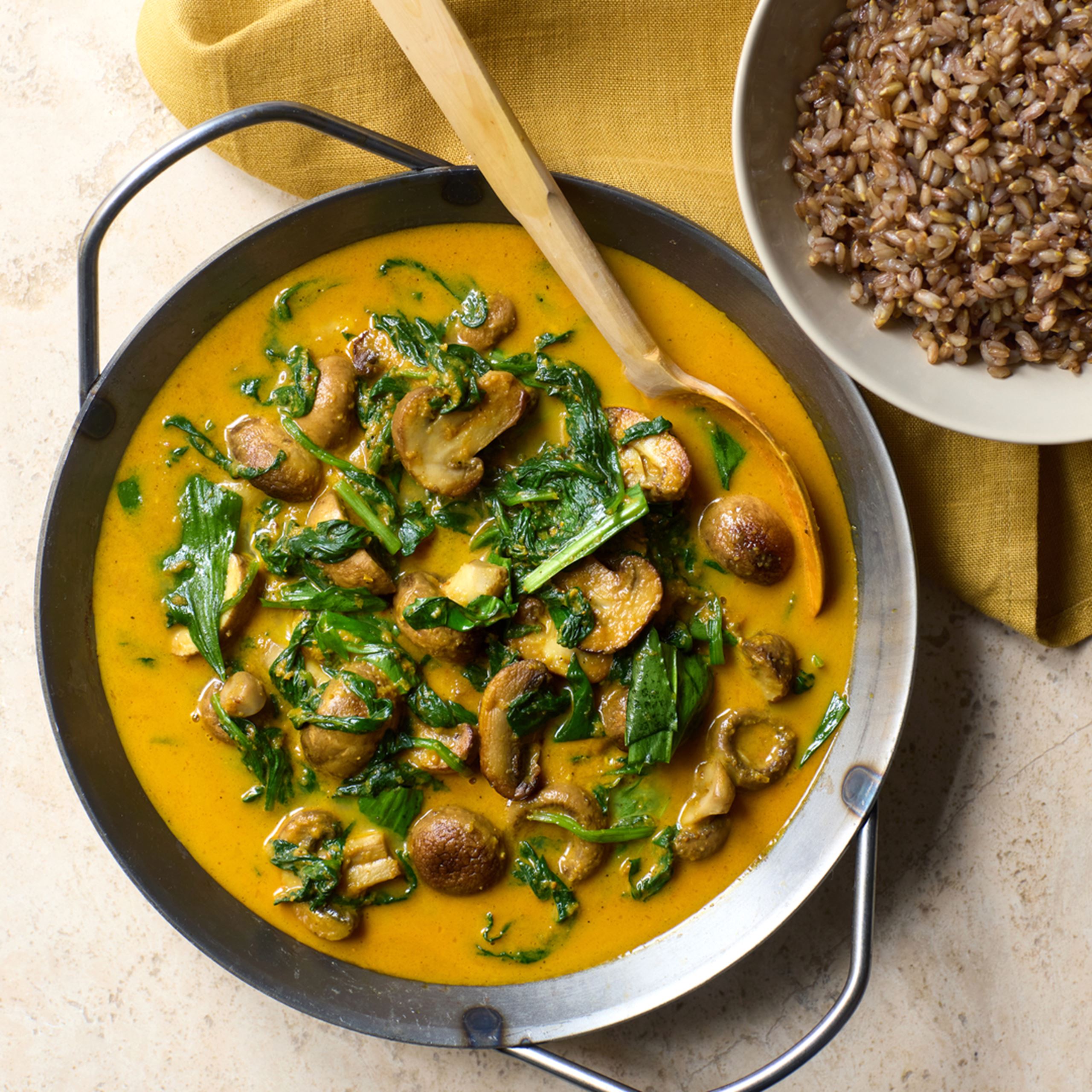 Svampecurry med spinat og ramsløg