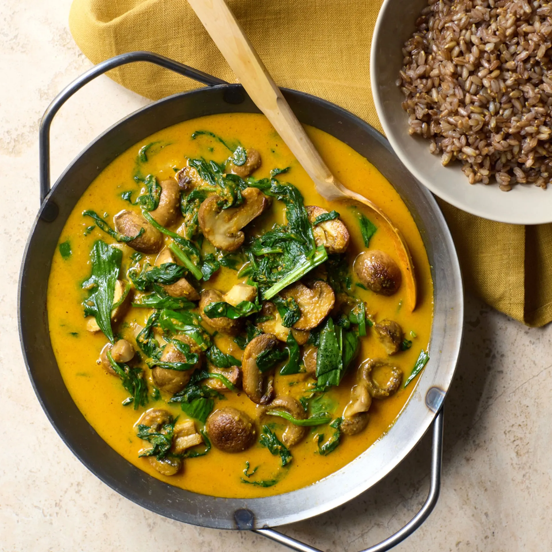 Svampecurry med spinat og ramsløg