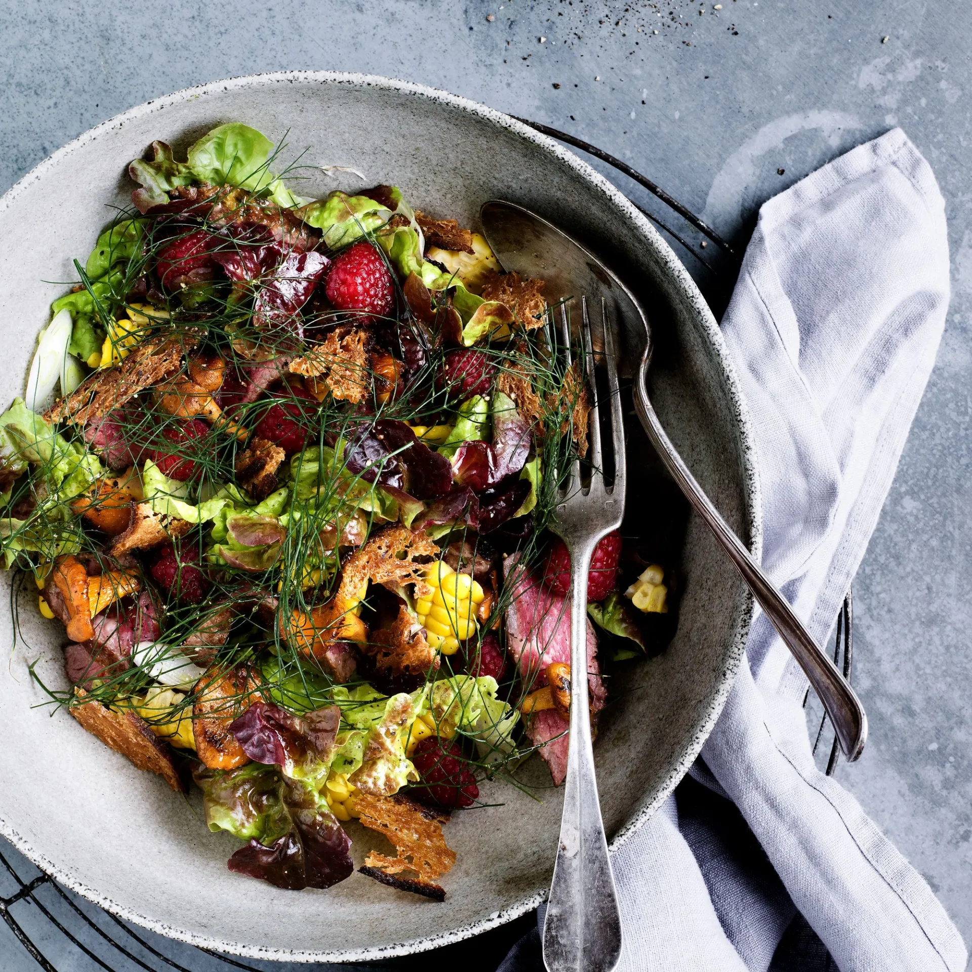 Salat af lynstegt oksefilet med kantareller, majs og hindbær