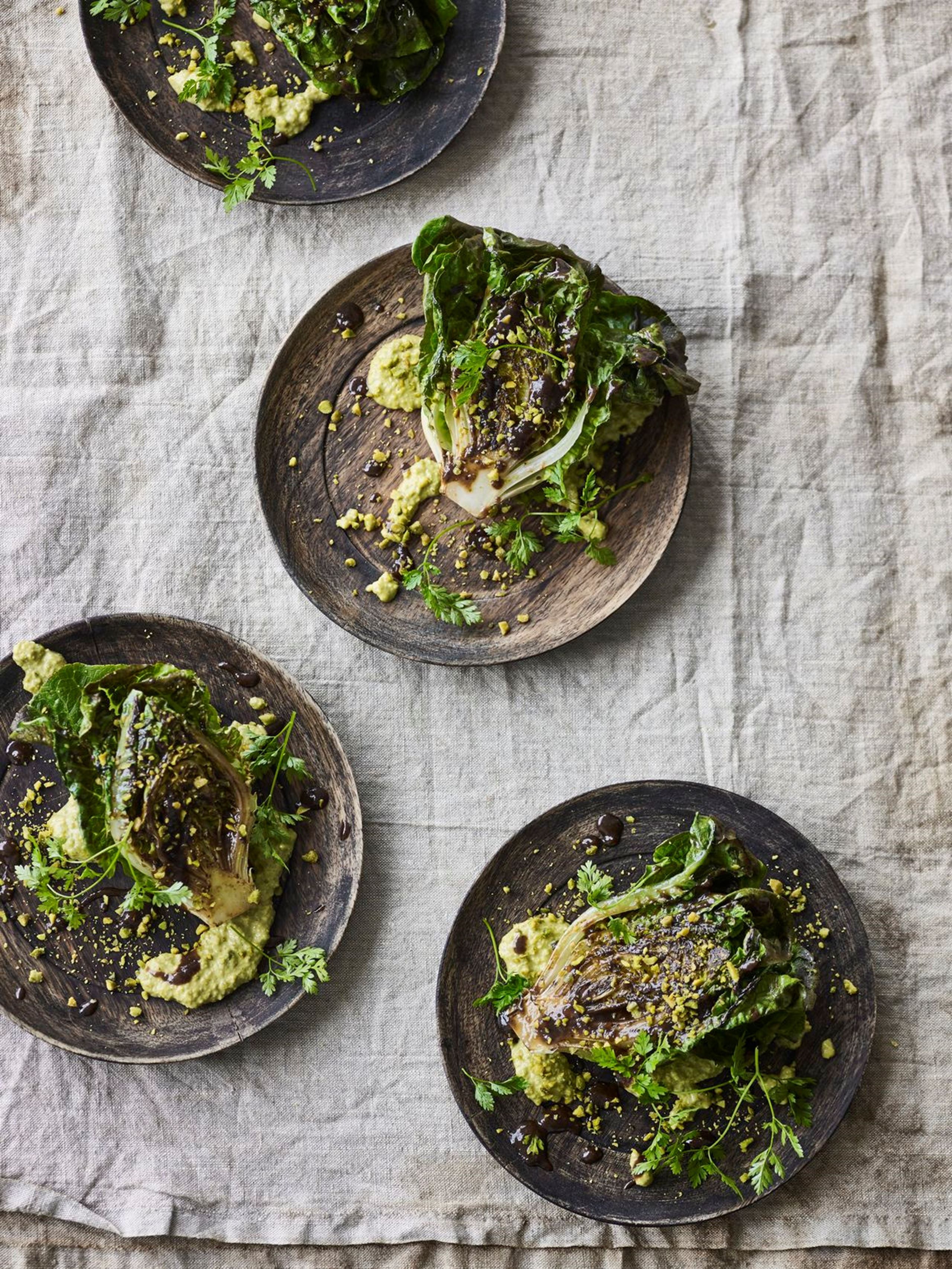 Ristet romainesalat med pistaciepuré