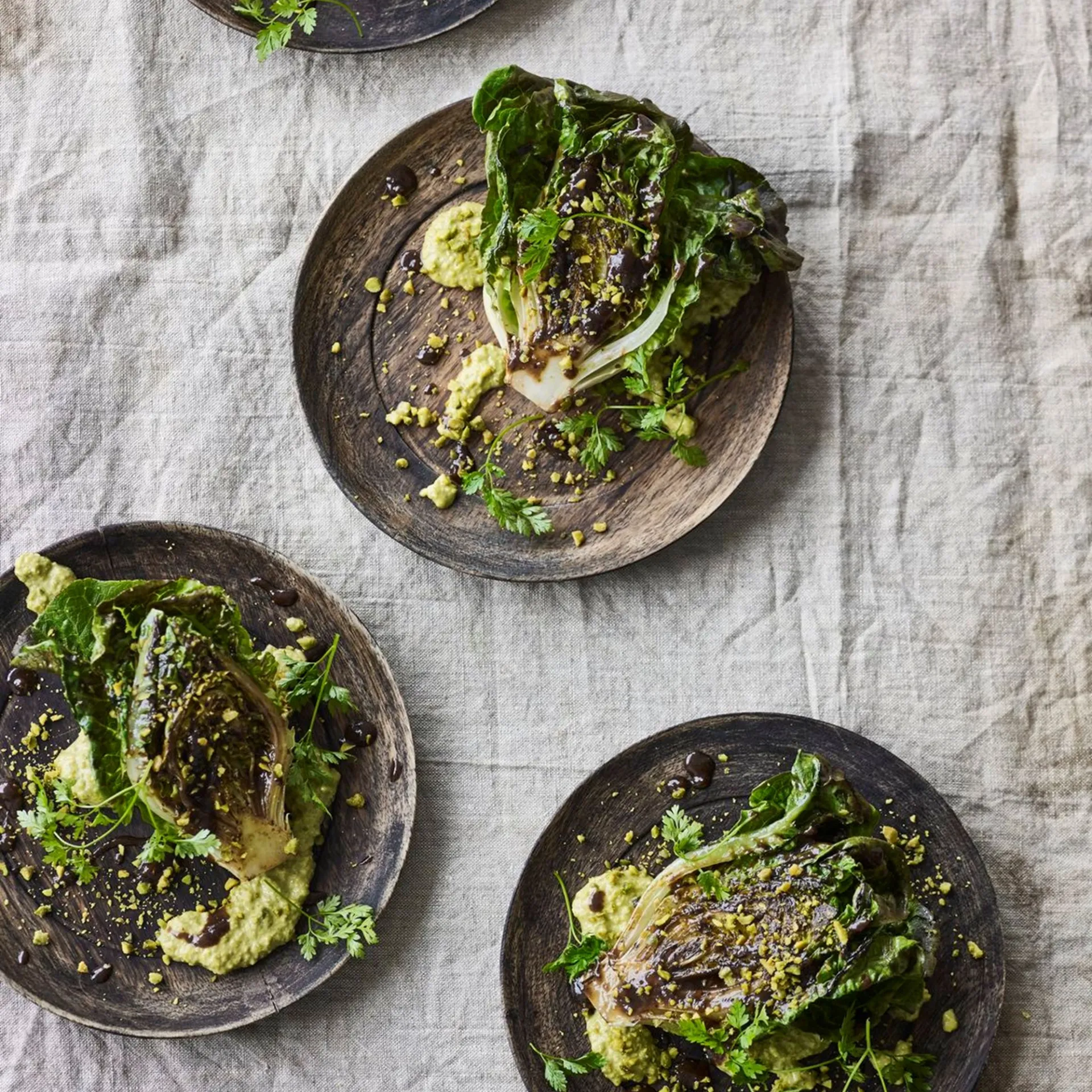 Ristet romainesalat med pistaciepuré