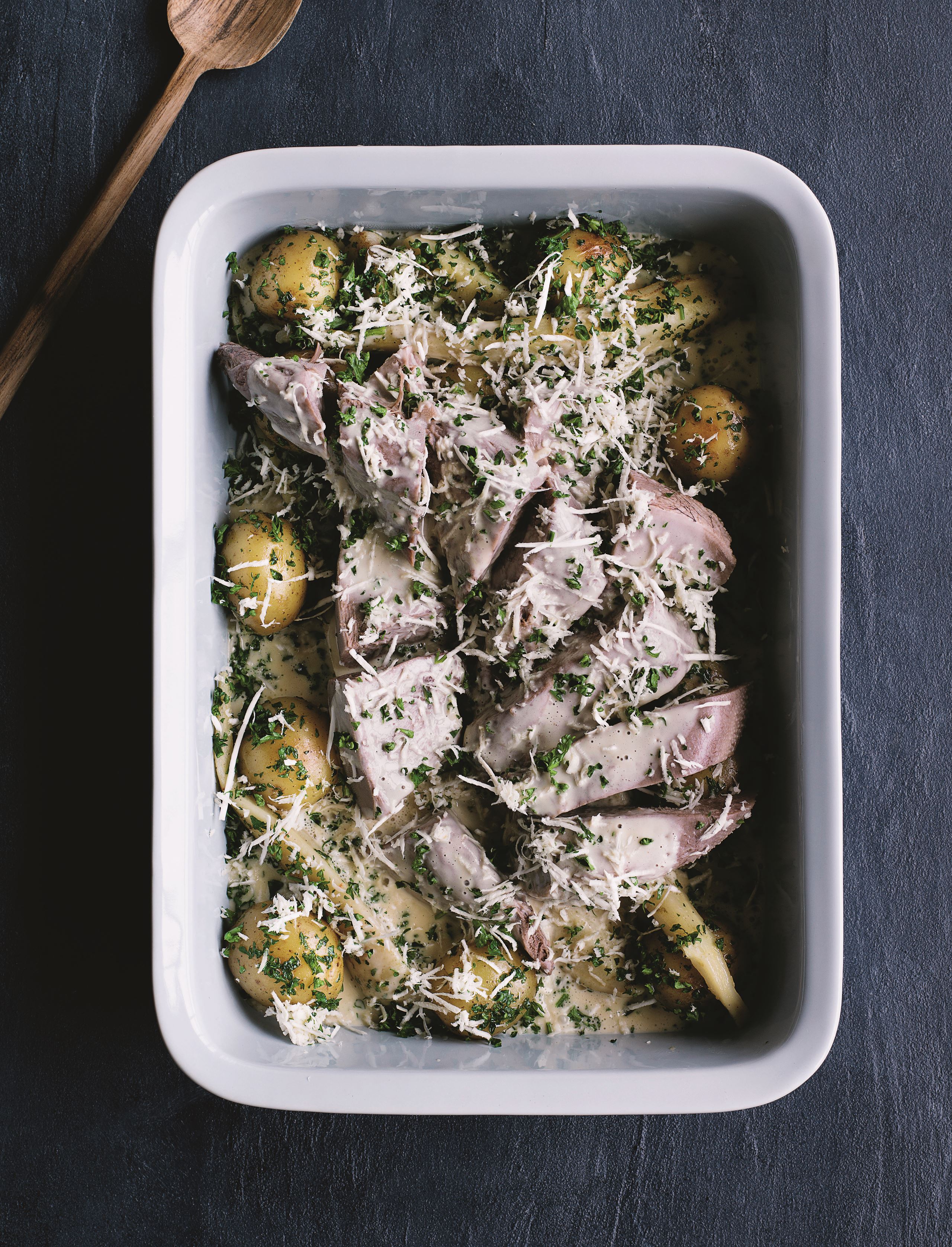 Kalvetunge i cremet sursød perberrodssovs med persillerødder og persillekartofler