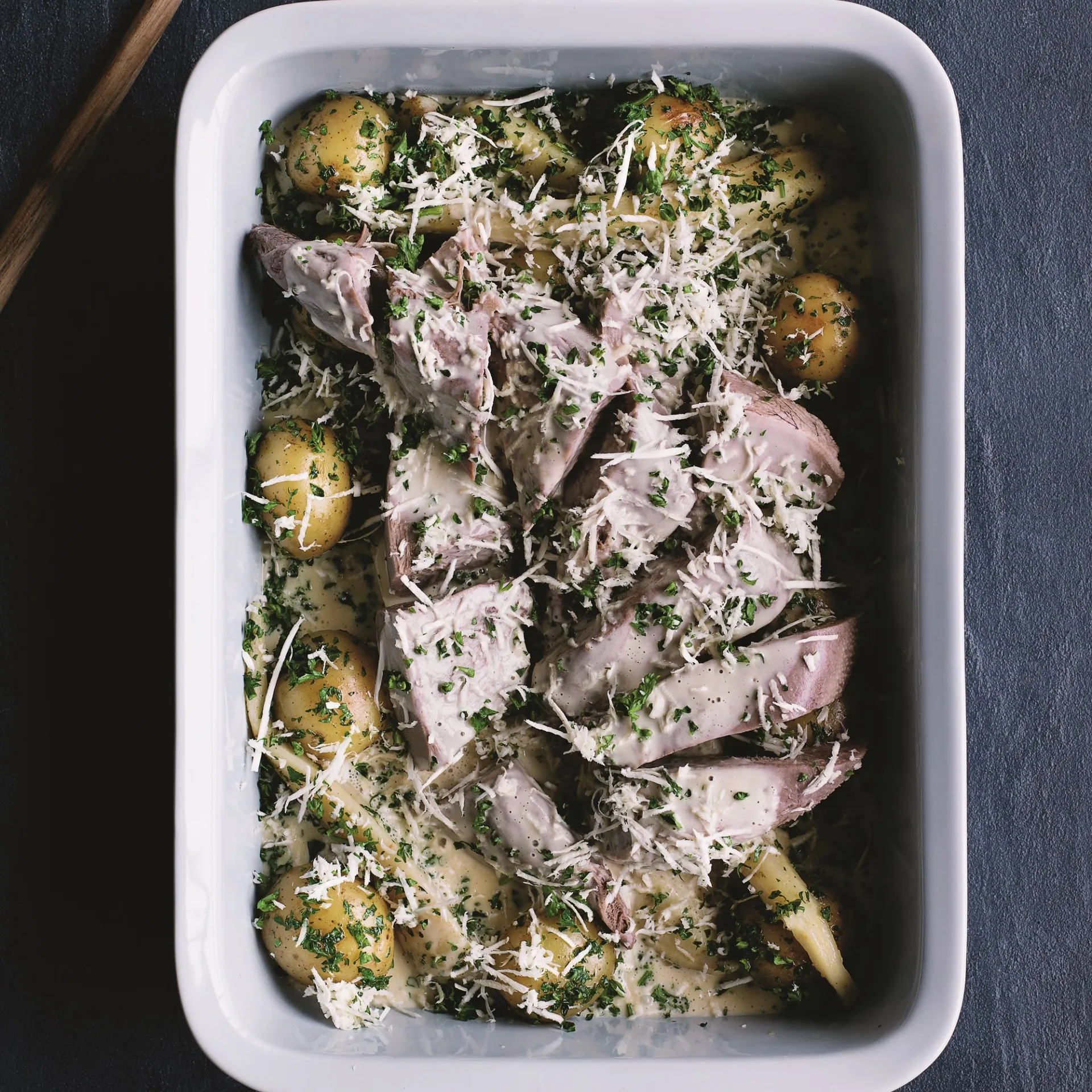 Kalvetunge i cremet sursød perberrodssovs med persillerødder og persillekartofler