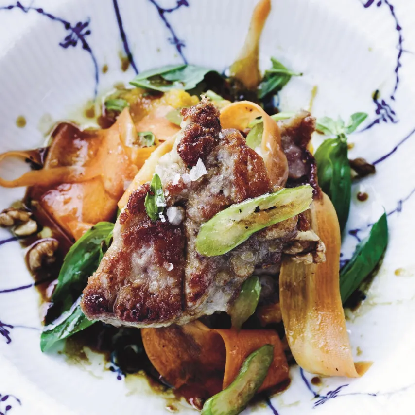 Stegt kalvebrissel med gulerodsmos og sprød salat