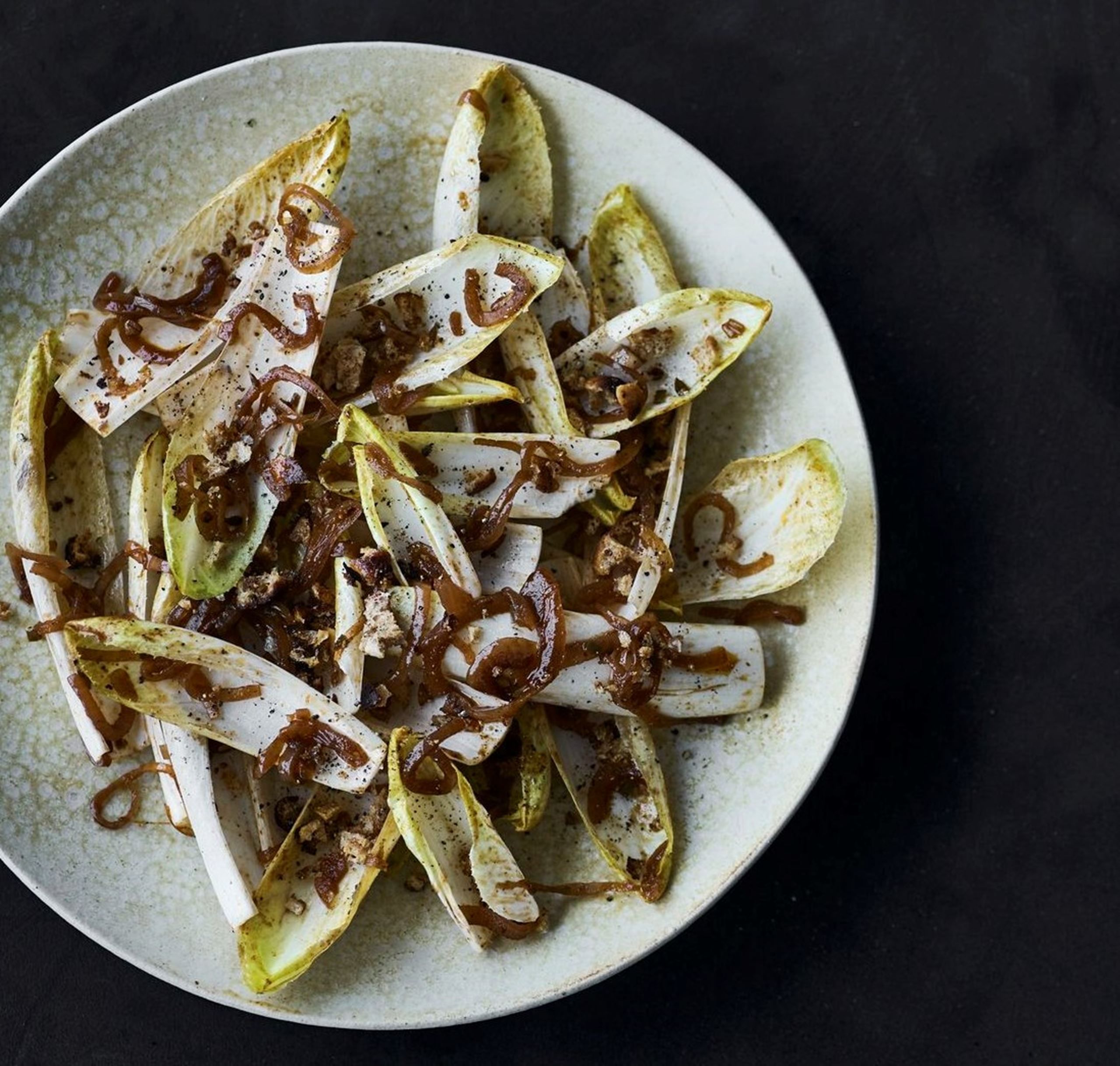 Julesalat med stegte, krydrede løg og croutoner