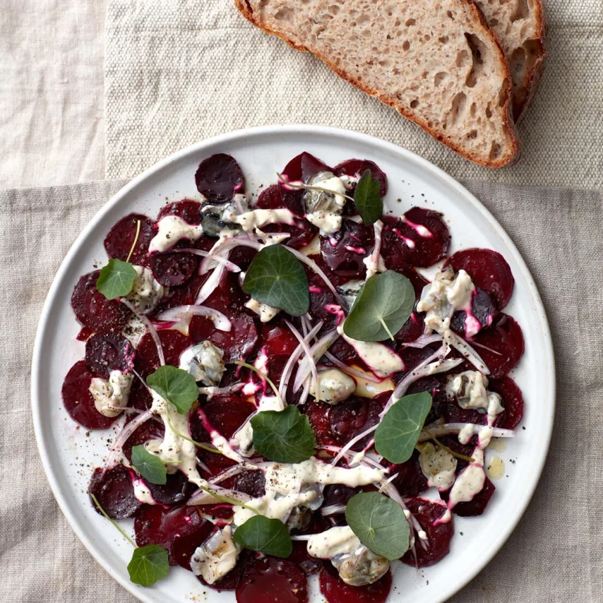 Bagte rødbeder med østersvinaigrette og sprødt hvedebrød