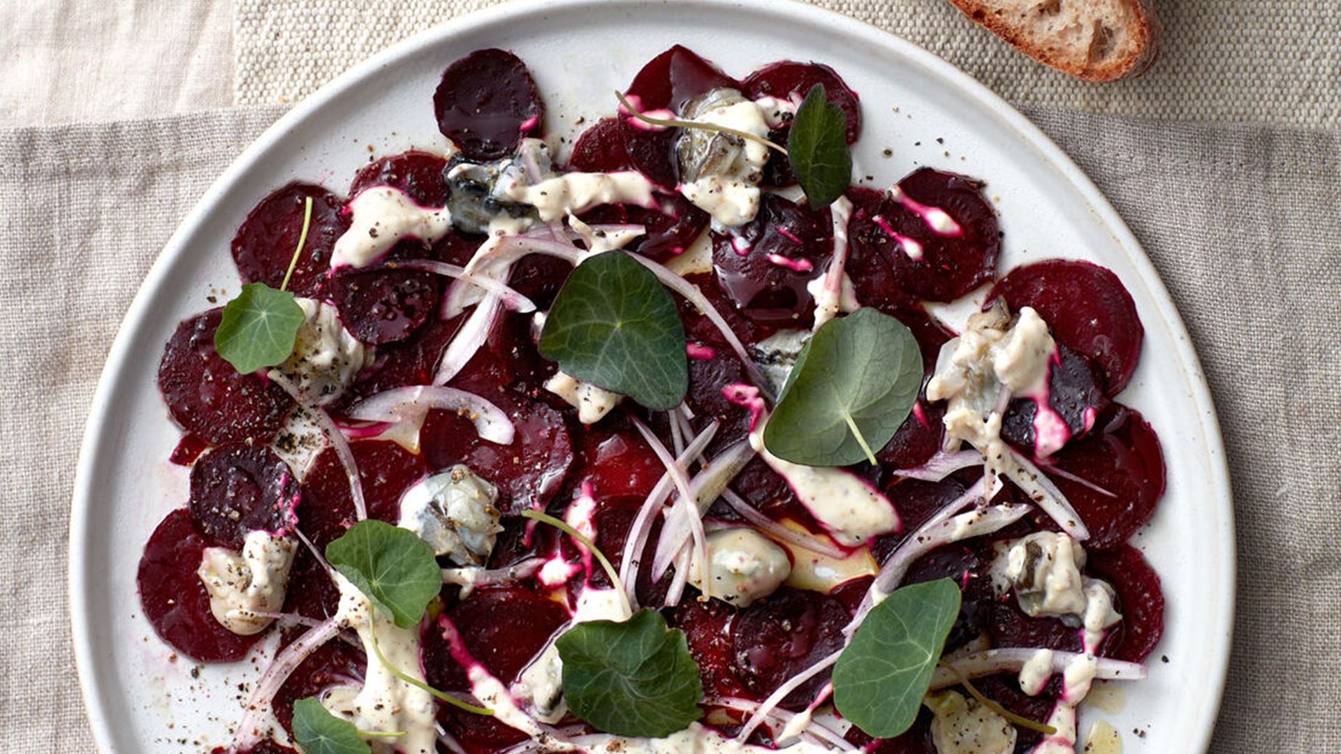 Bagte rødbeder med østersvinaigrette og sprødt hvedebrød