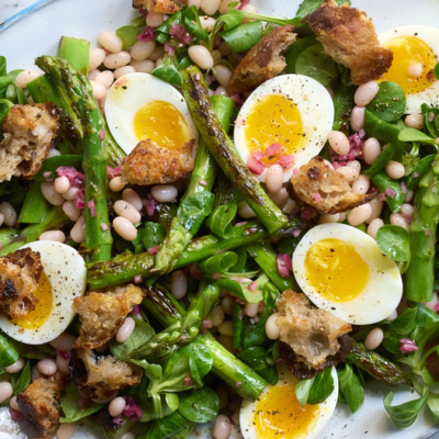 BØNNESALAT MED ASPARGES OG SMILENDE ÆG