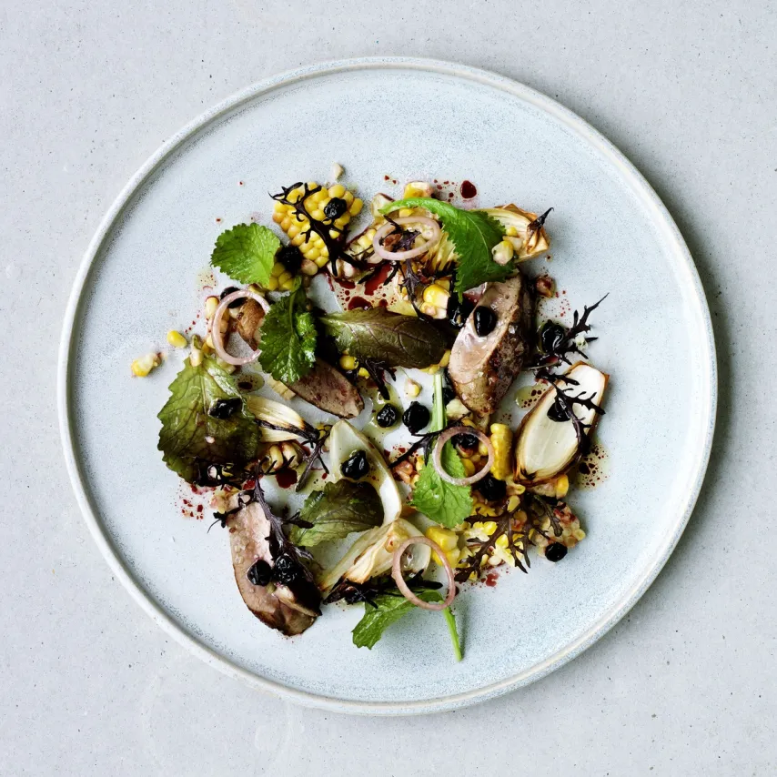 Majs og ristet andelever med bagte løg, sennepssalater og solbærvinaigrette