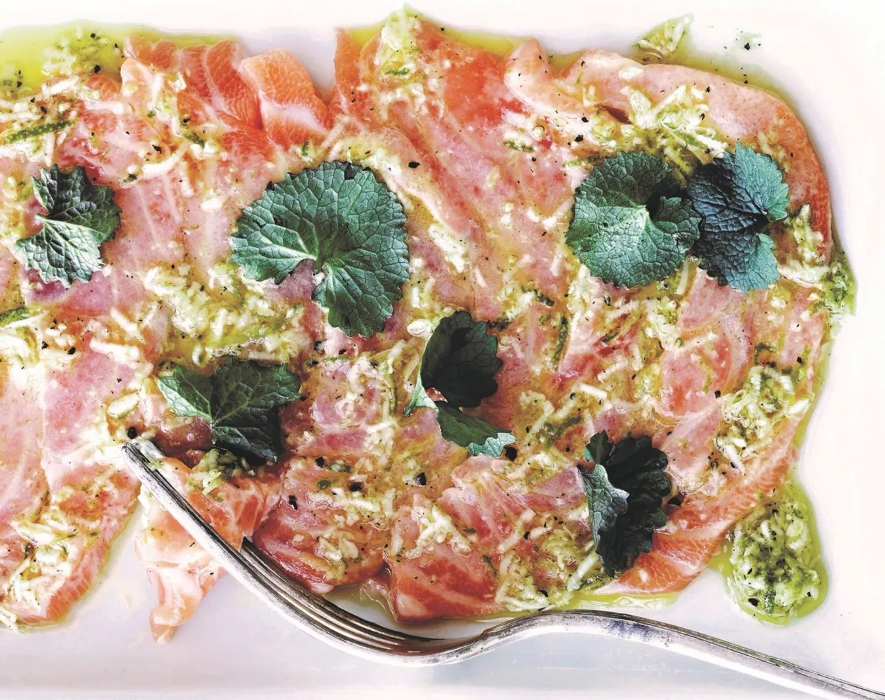 RÅ LAKS MED LIME, PEBERROD OG LØGKARSE