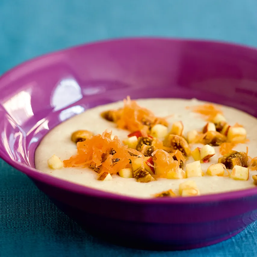 Boghvedegrød med kokos, æbler, figner og gulerødder