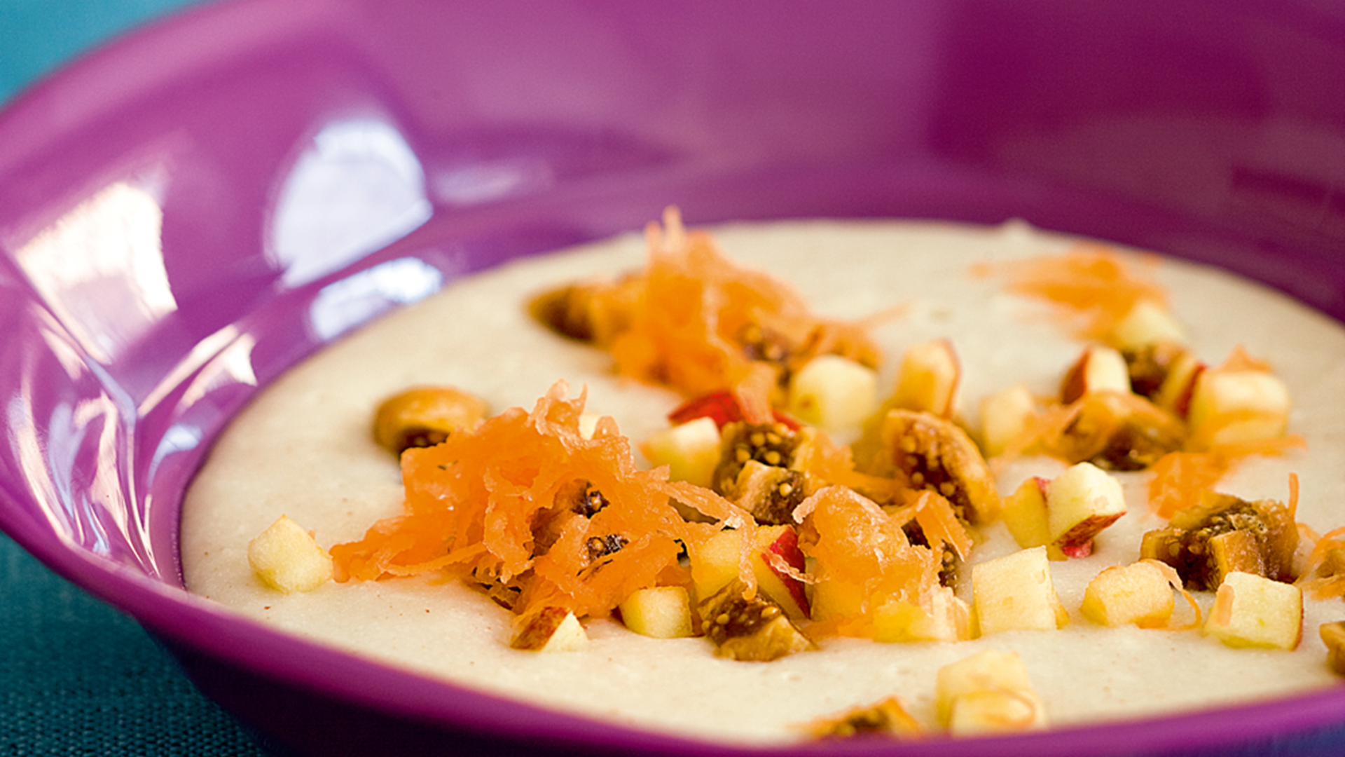 Boghvedegrød med kokos, æbler, figner og gulerødder