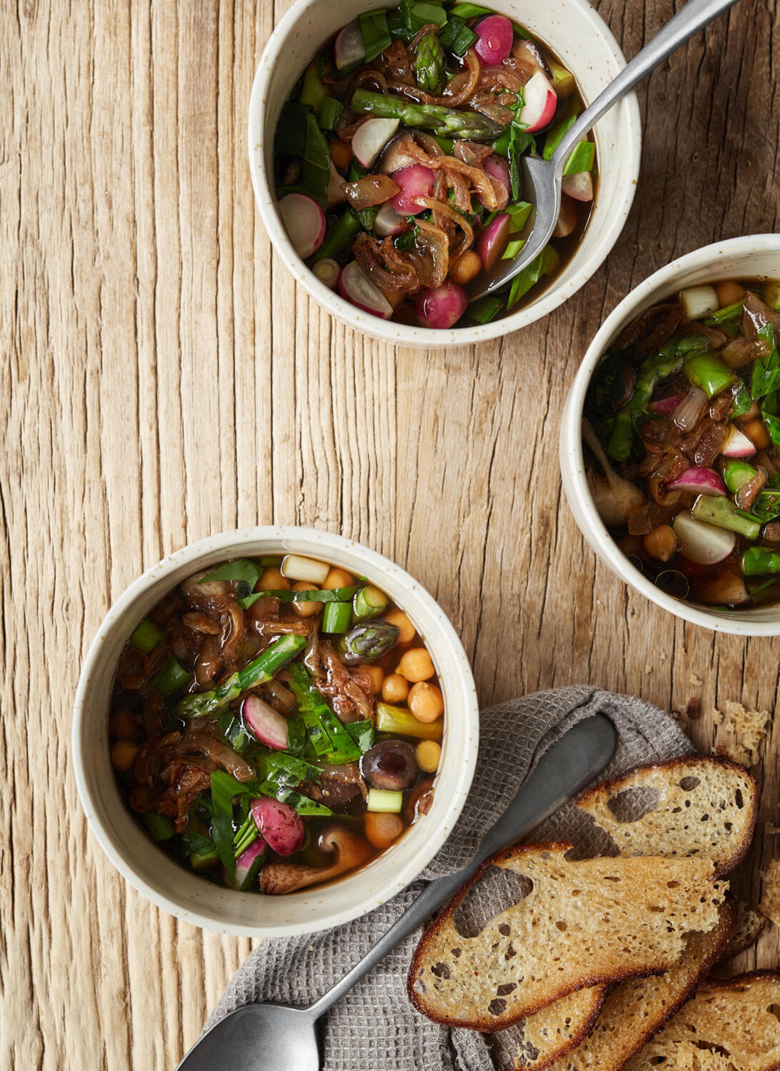 Svampebouillon med kikærter, radiser, ras el hanout  og ristede løg