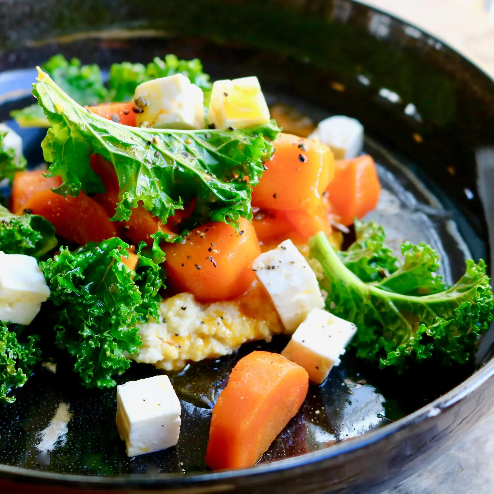 Sous vide gulerødder med hummus og grønkål