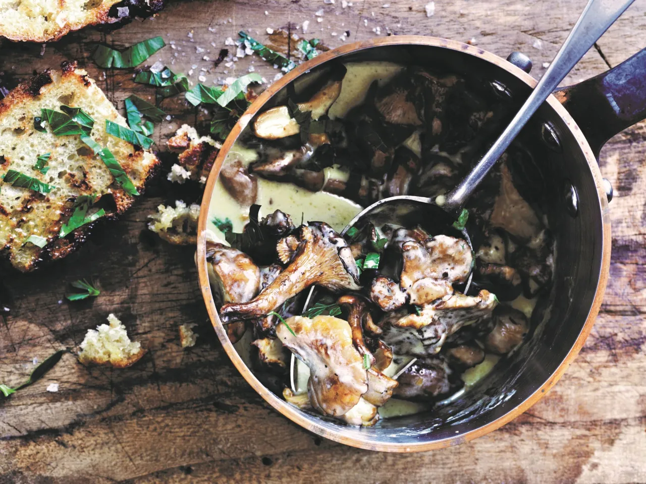 Stuvede kantareller på grillet brød