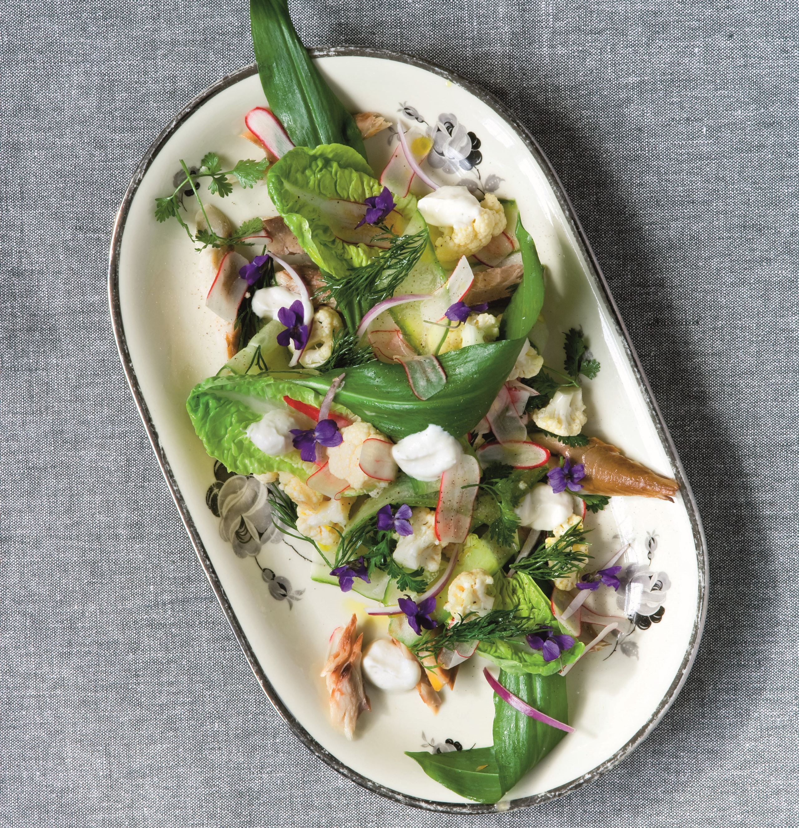 SALAT MED RØGET MAKREL OG RYGEOSTCREME