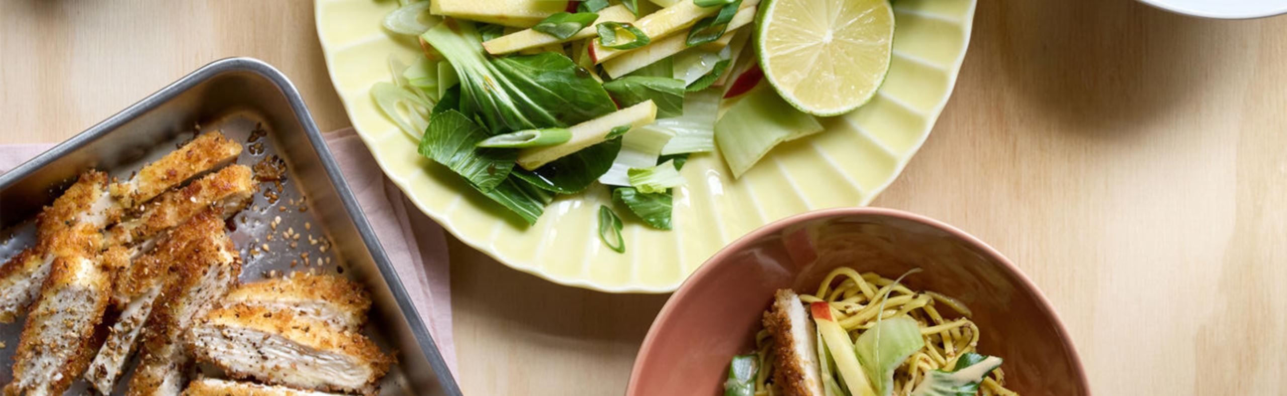 Mandag: Nudelbowl med sesamkylling, kål, æbler og gomadressing