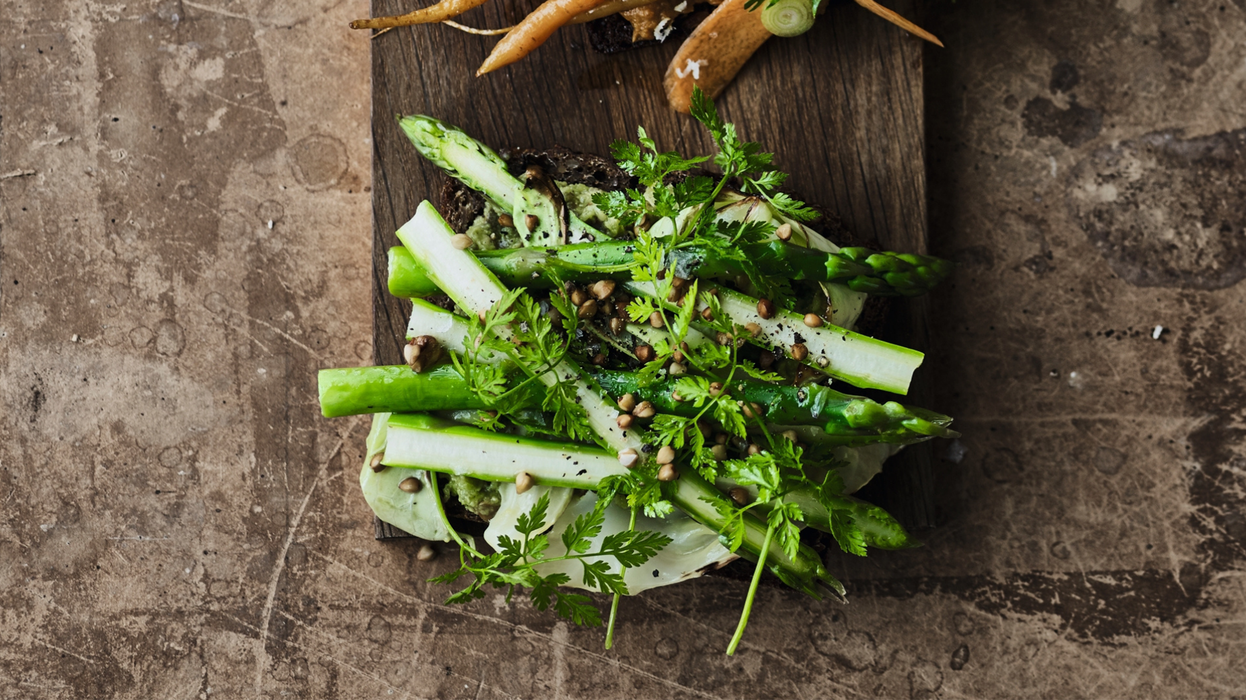 Grønne asparges og spidskål på rugbrød med avocadospread og sprød boghvede