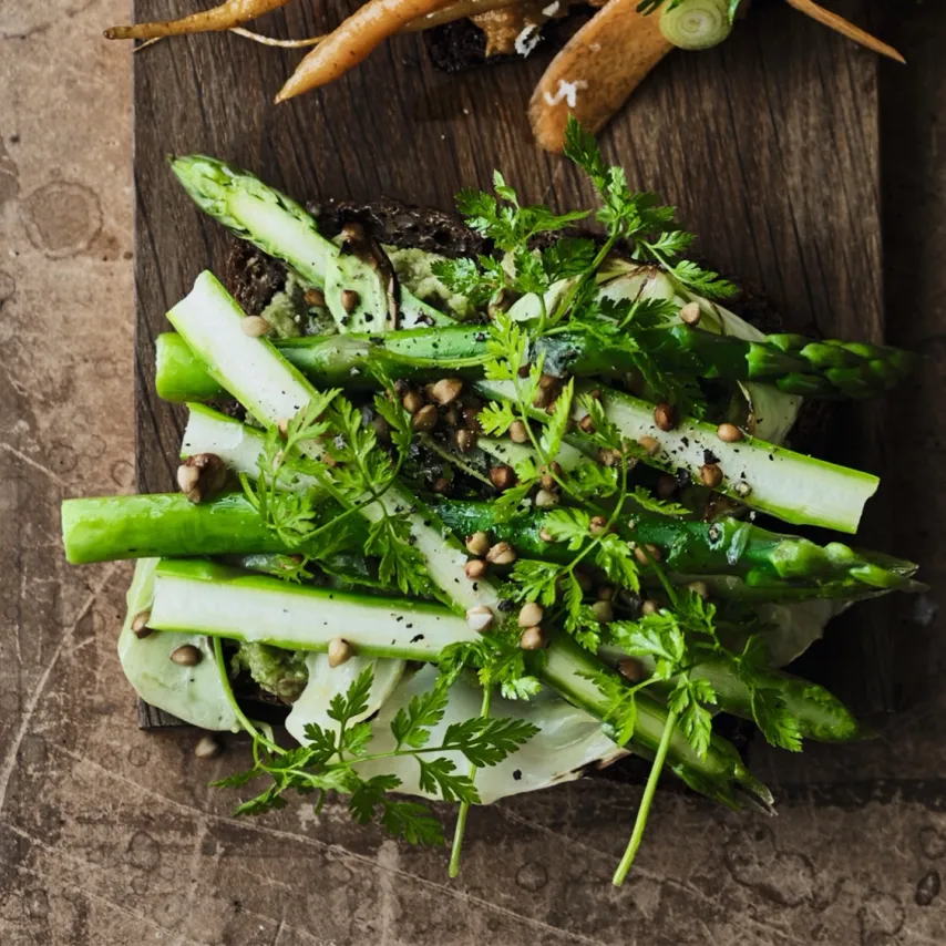 Grønne asparges og spidskål på rugbrød med avocadospread og sprød boghvede