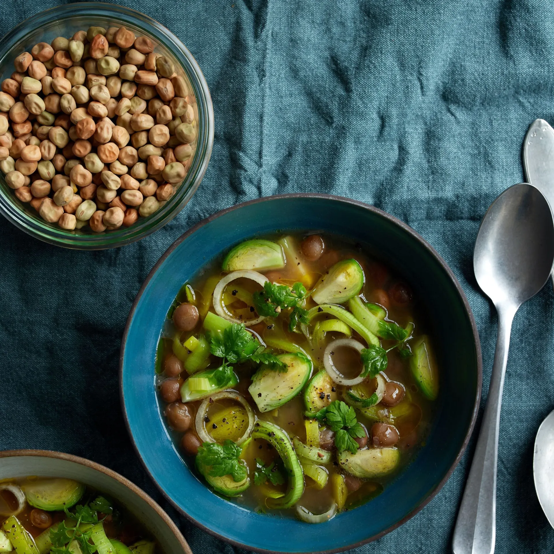 Lollandske rosiner i letrøget bouillon med sæsongrønt