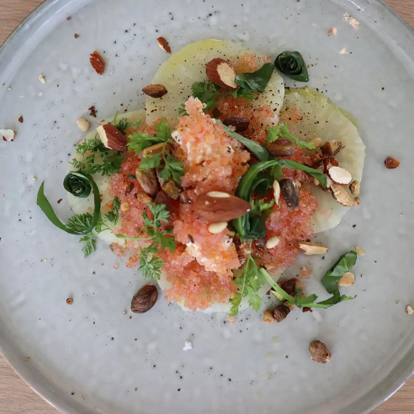 Carpaccio af knoldselleri med rygeost og stenbiderrogn