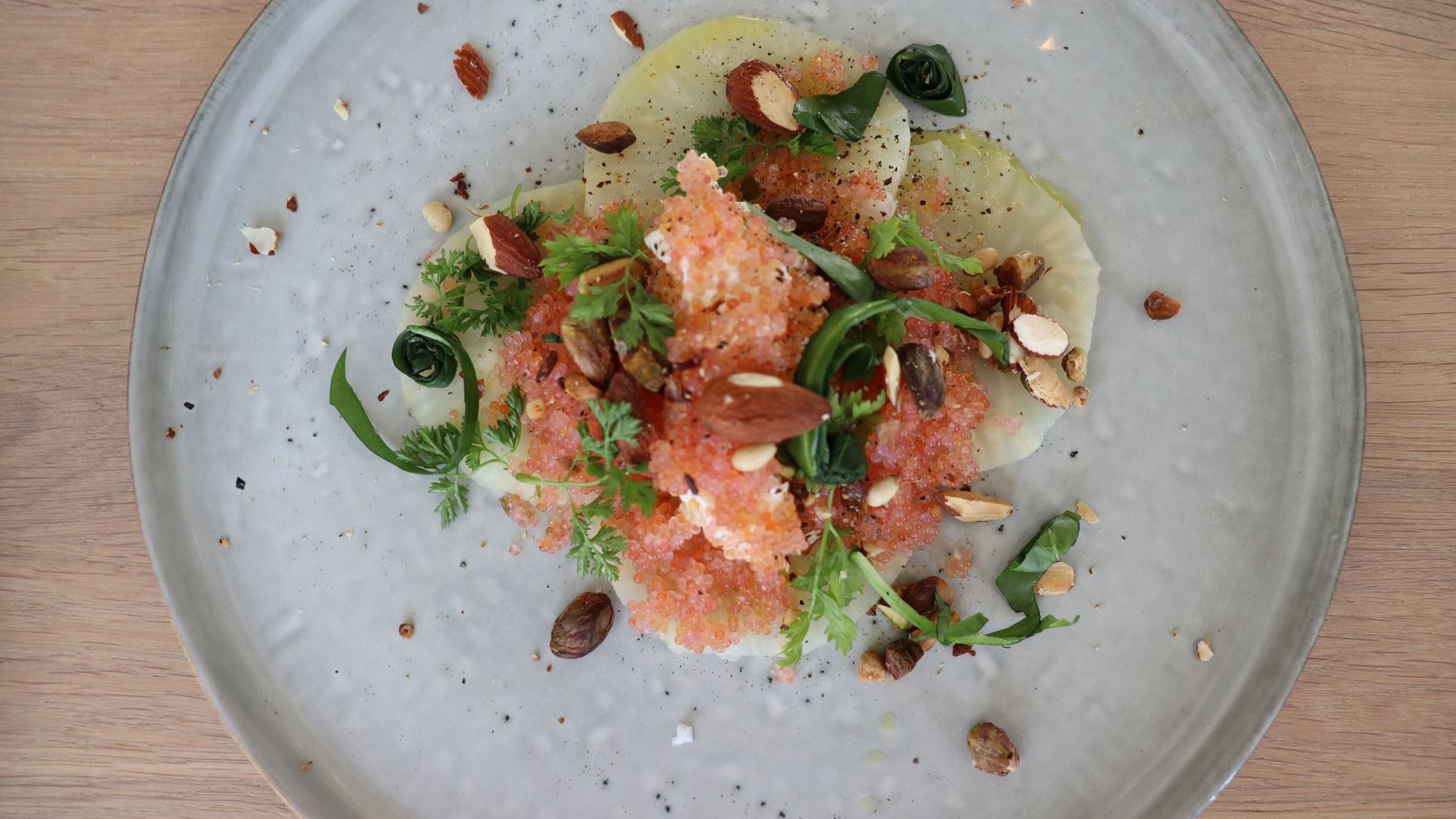 Carpaccio af knoldselleri med rygeost og stenbiderrogn