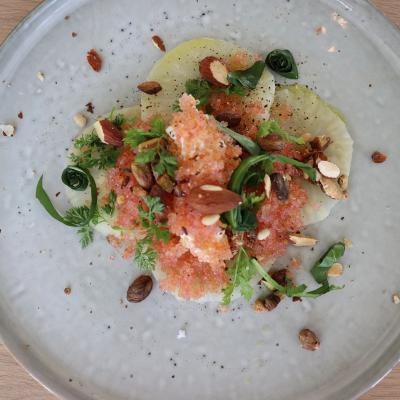 Carpaccio af knoldselleri med rygeost og stenbiderrogn
