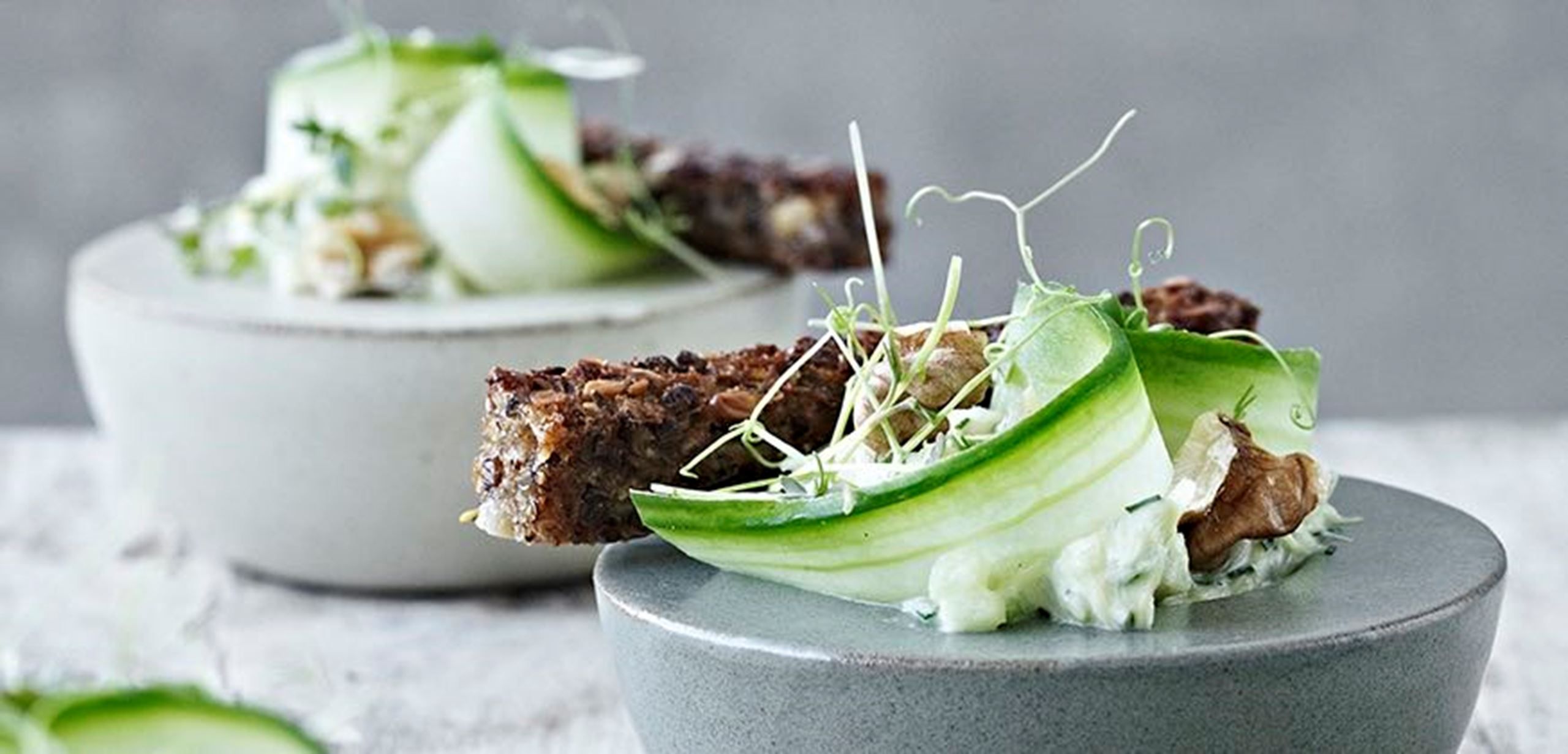 Ristet rugbrød med torsk, rygeost og urter