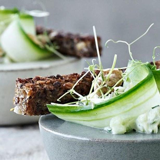 Ristet rugbrød med torsk, rygeost og urter | Opskrift på smørrebrød ...