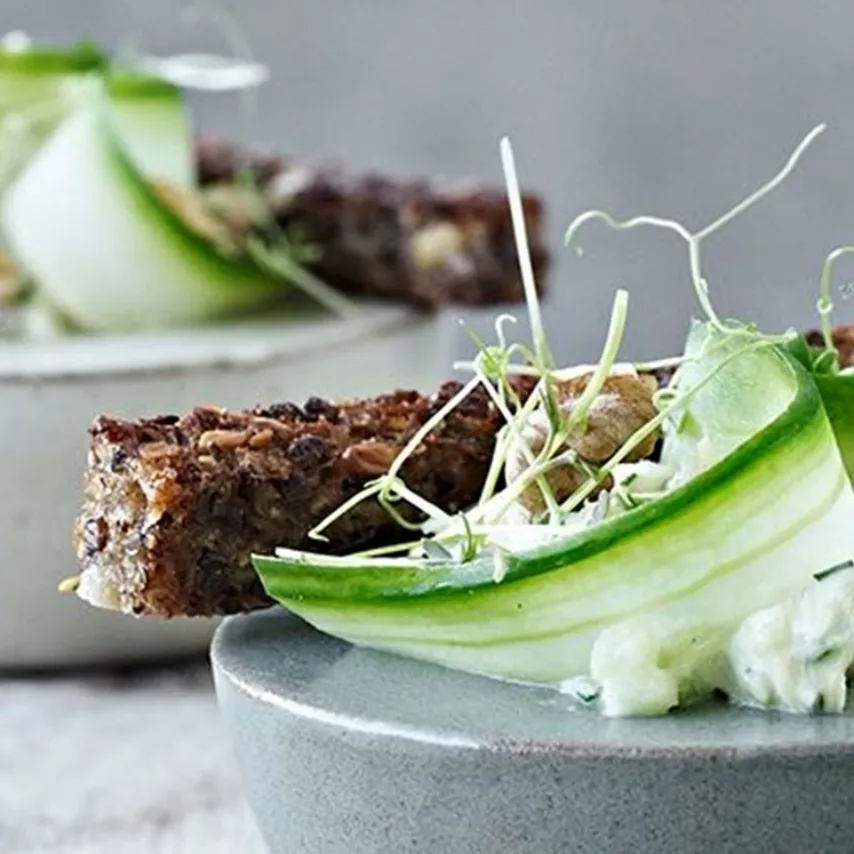 Ristet rugbrød med torsk, rygeost og urter