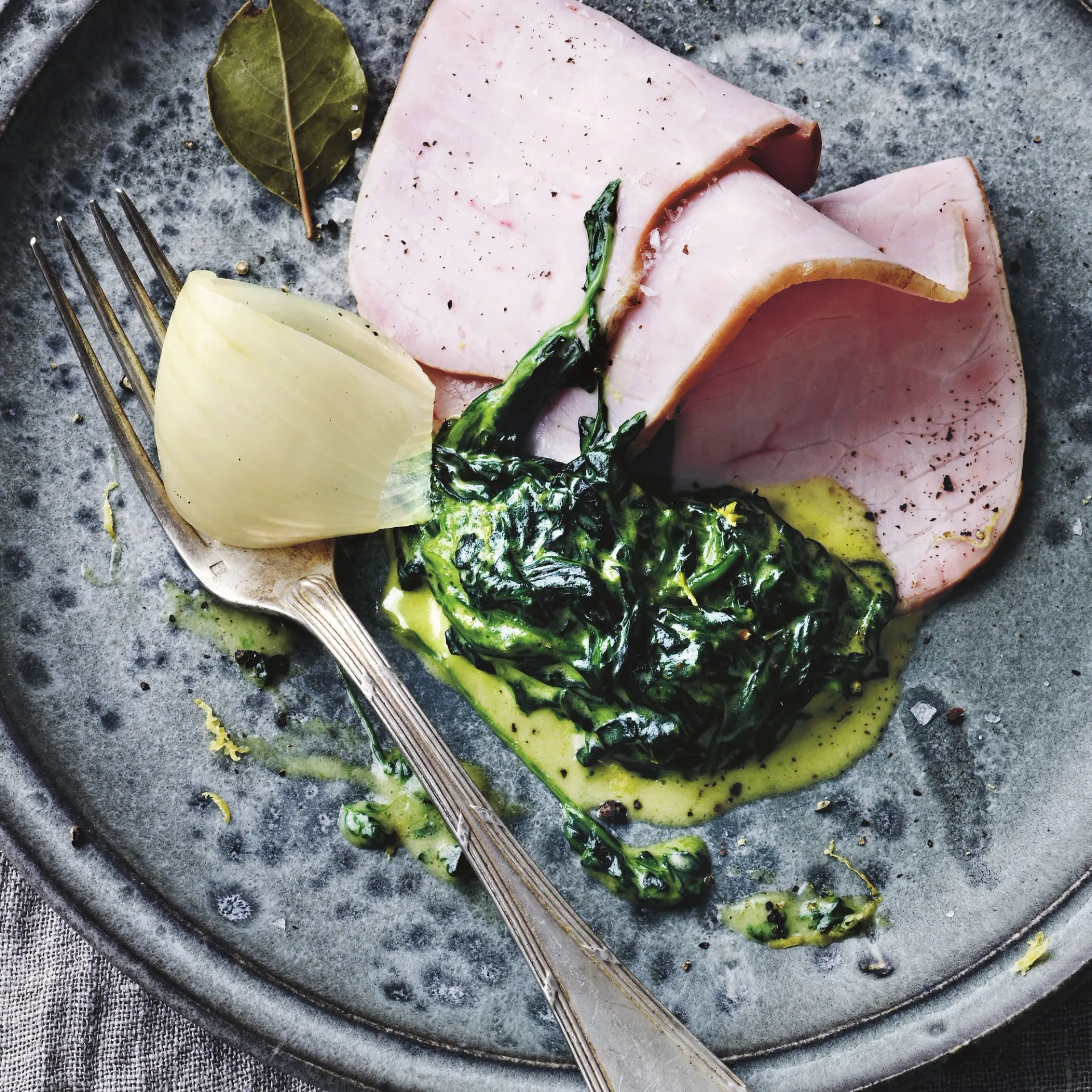 Kogt hamburgerryg med spinat i citronfløde