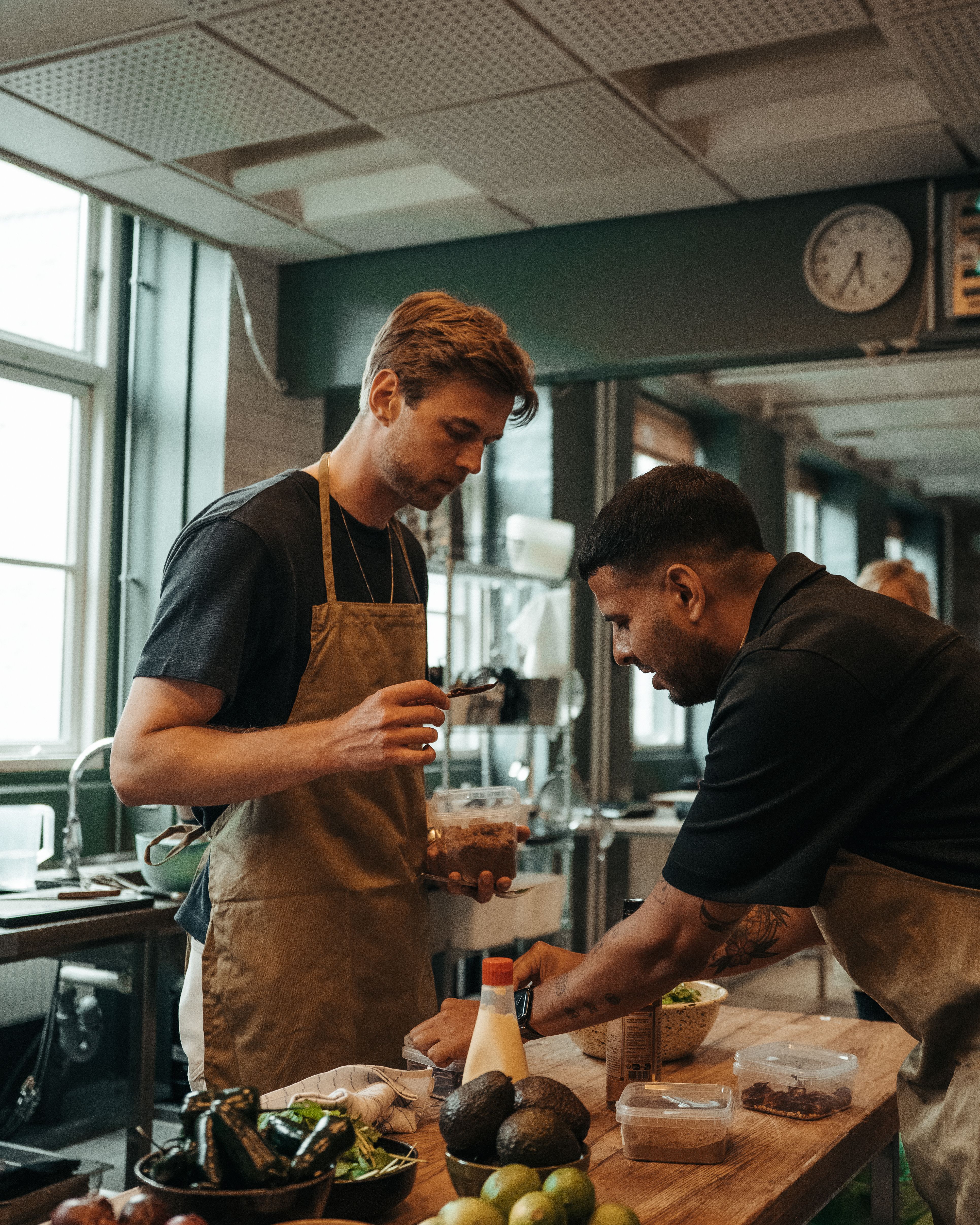 Kollegaer laver mad sammen i Meyers Madhus