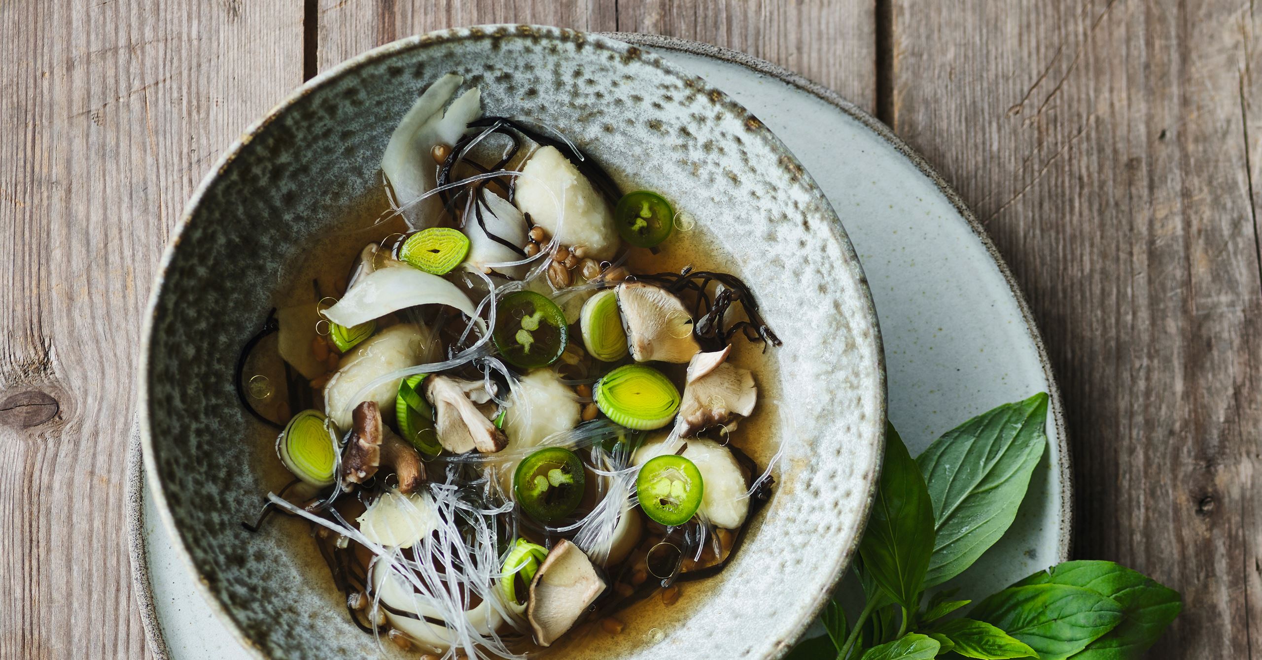 Japansk hotpot ”Nabe” med svampe og grønt
