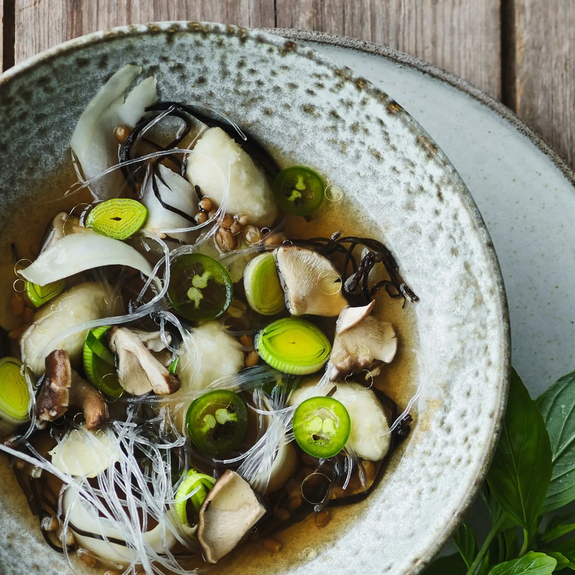 Japansk hotpot ”Nabe” med svampe og grønt