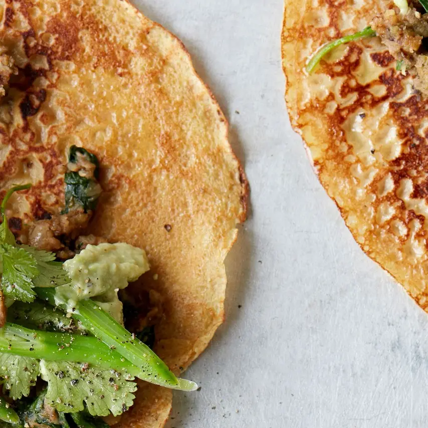 Ølandshvedepandekager med ristet mungbønnemos, spinat og snittebønner