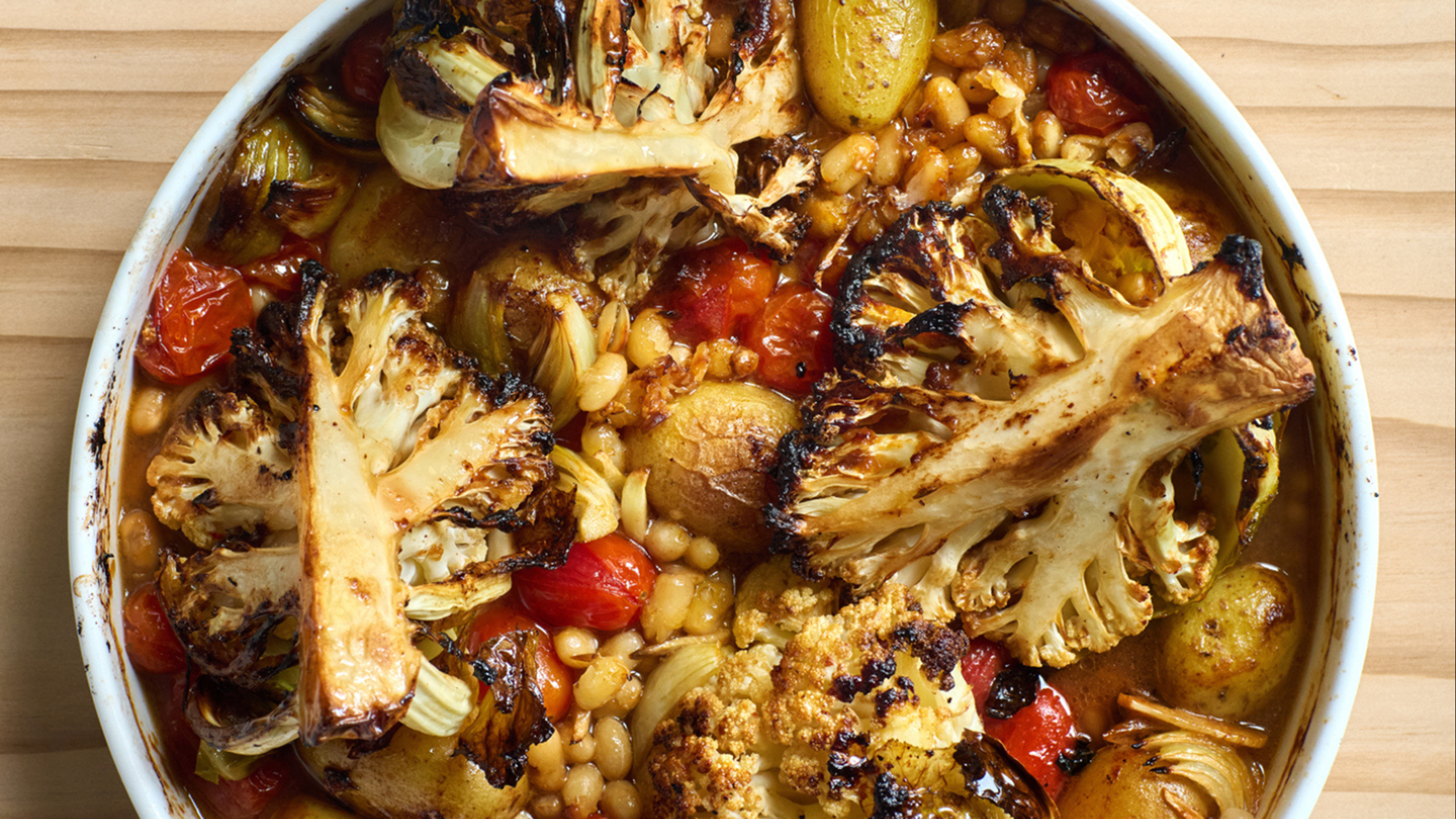 OVNBRAISERET BLOMKÅL MED MISO,  KARTOFLER OG HVIDE BØNNER