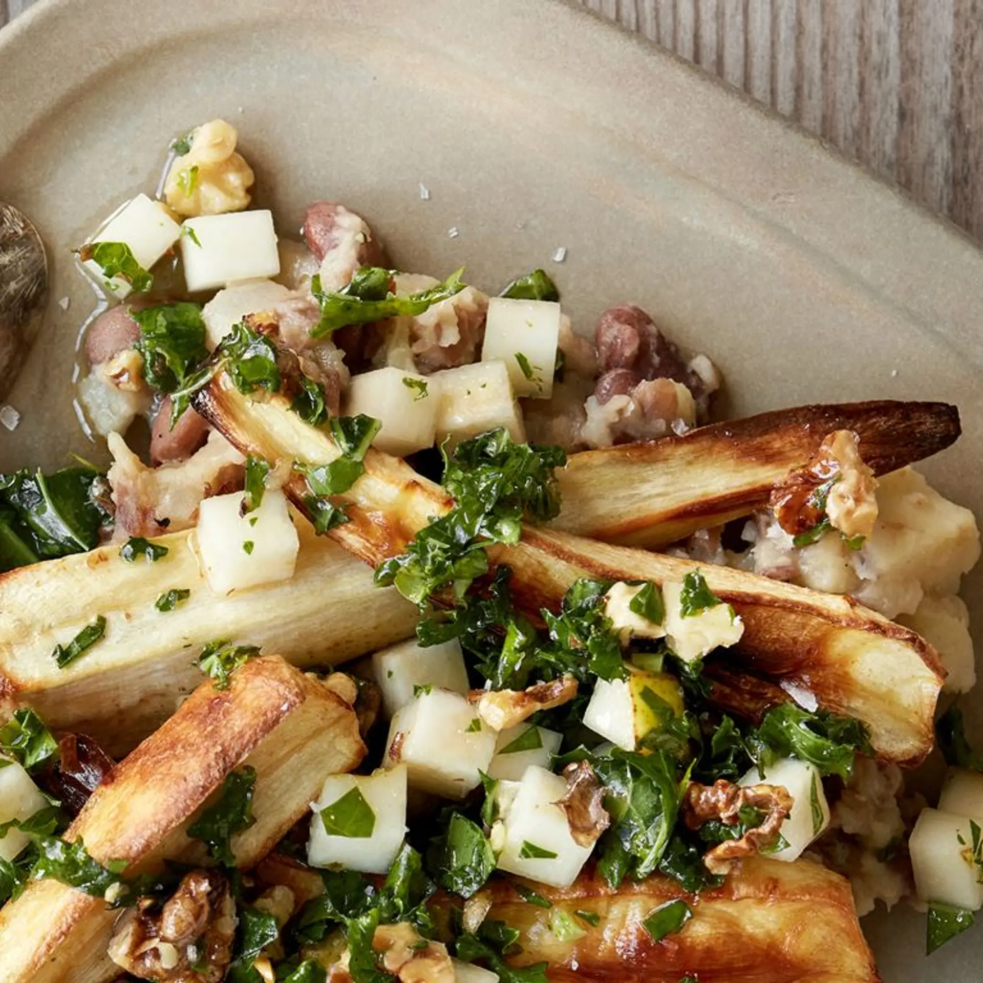 Bagte pastinakker med grønkålssalsa, valnødder, pære og bønne-pastinakmos