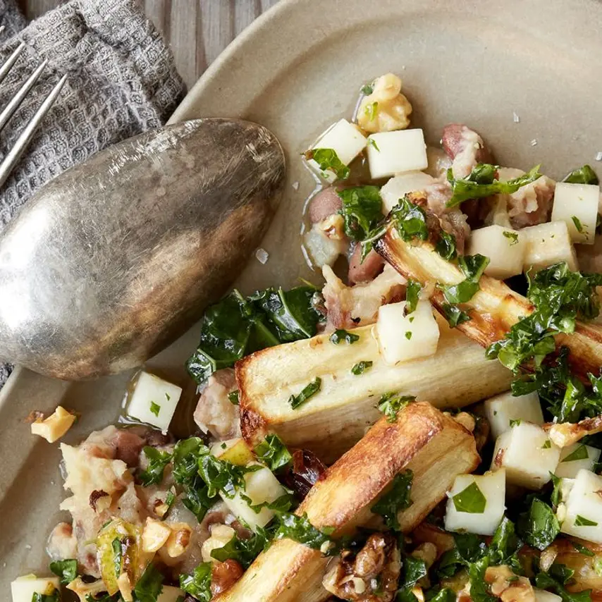 Bagte pastinakker med grønkålssalsa, valnødder, pære og bønne-pastinakmos