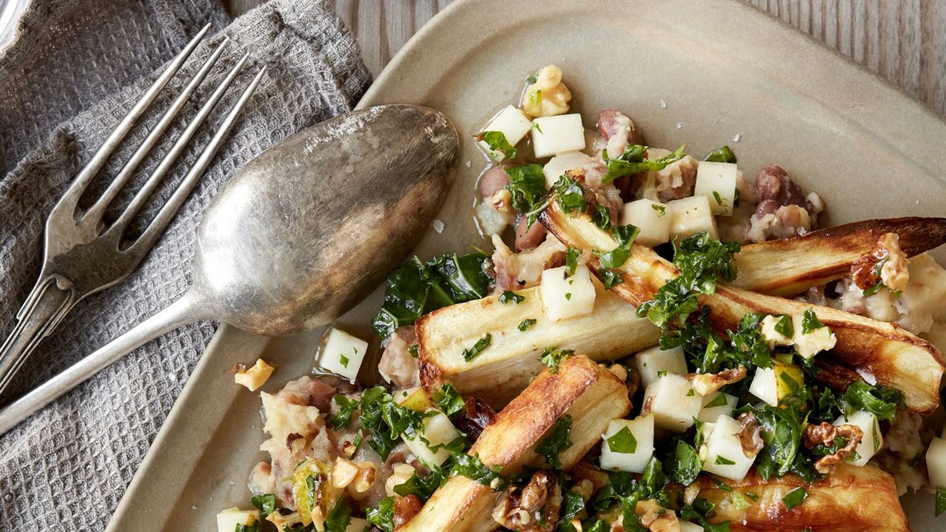 Bagte pastinakker med grønkålssalsa, valnødder, pære og bønne-pastinakmos