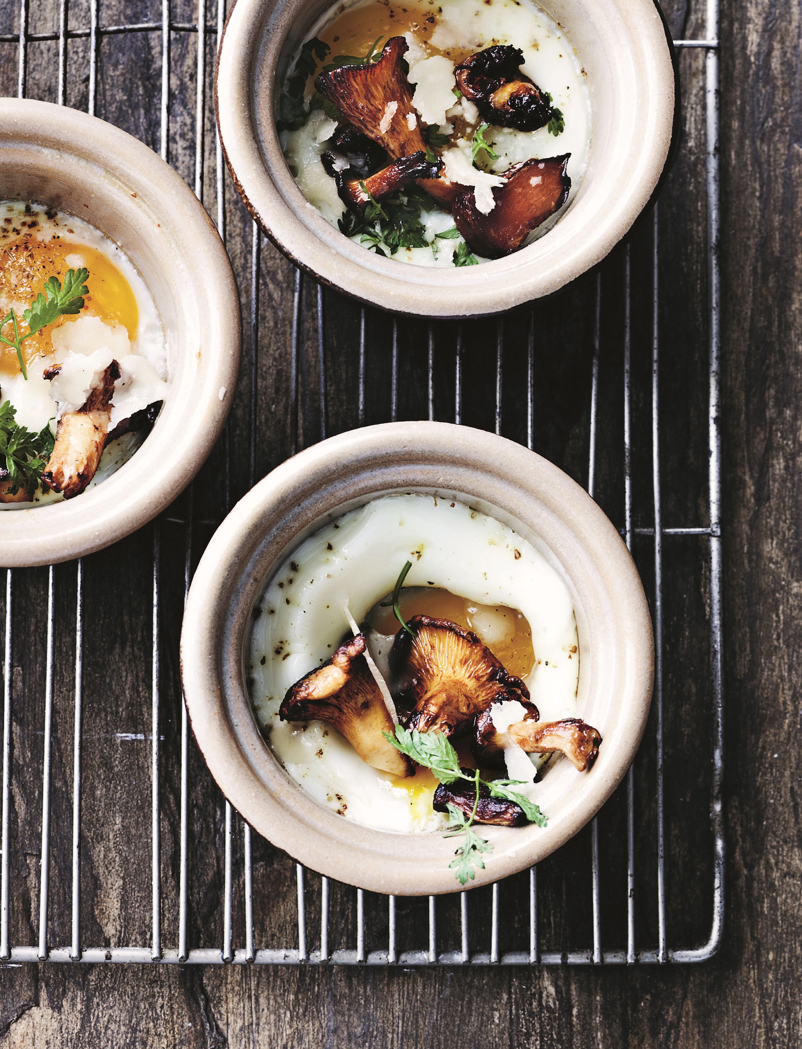 Æg i kokotte med kantereller og høost