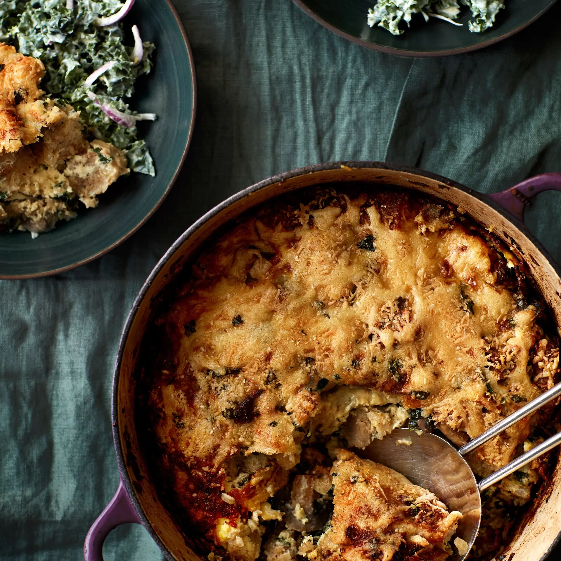 Brødgratin med ost, grønkål og svampe