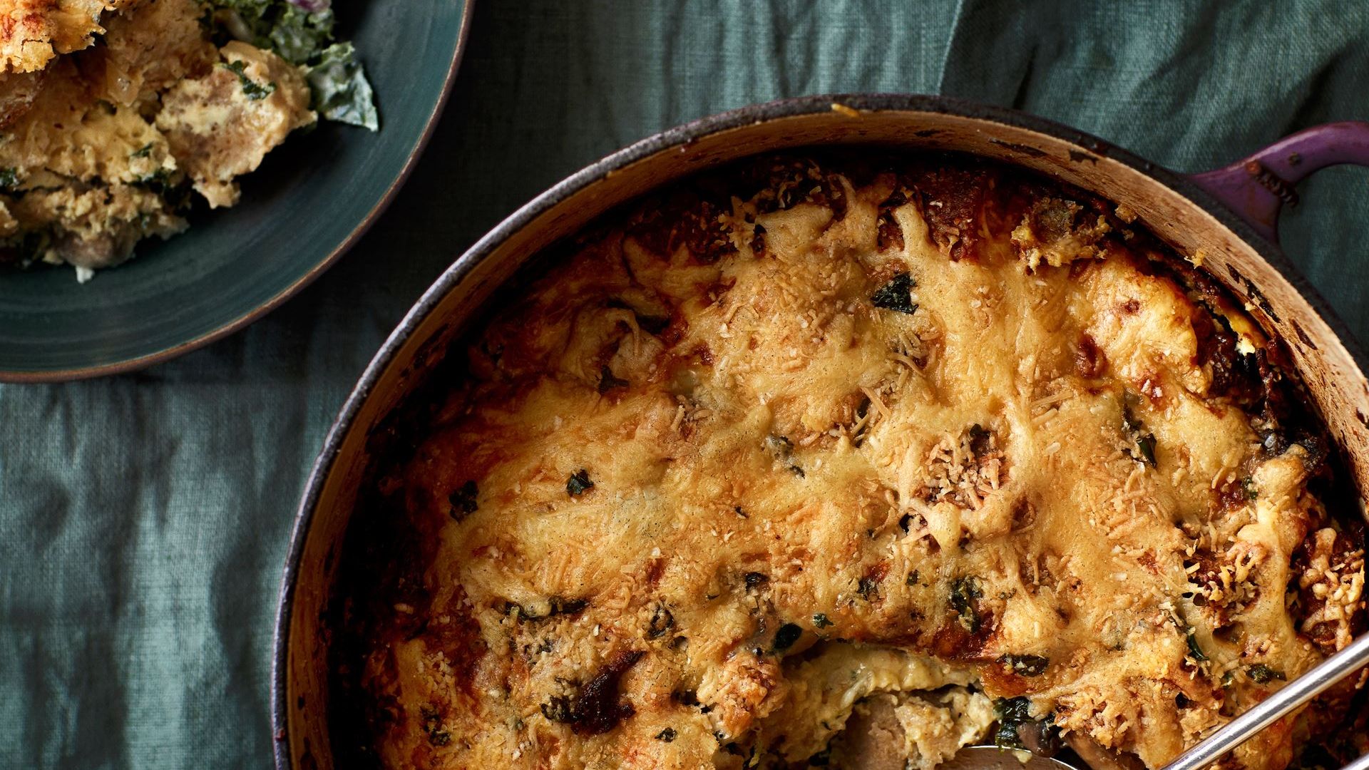 Brødgratin med ost, grønkål og svampe